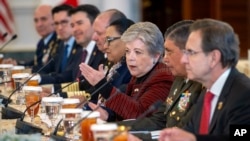 La canciller de México, Alicia Bárcena, tercera desde la derecha, habla durante una reunión con el secretario de Estado, Antony Blinken, para discutir la migración mexicana con Estados Unidos, en el Departamento de Estado en Washington, el viernes 19 de enero de 2024.