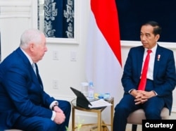 Presiden Joko Widodo menyambut baik pembahasan mengenai penambahan saham Freeport di Indonesia, hingga perpanjangan izin tambang yang telah mencapai tahap akhir, saat bertemu CEO Freeport McMoran, Ricard Adkerson di Hotel Waldorf Astoria, Washington DC, Senin (13/11).(Setpres RI)