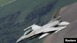 Jet tempur F-16 milik Angktan Udara Norwegia berpatroli di sekitar wilayah Baltik dalam misi kebijakan udara NATO yang dilakukan dari pangkalan udara Zokniai di Lithuania, pada 20 Mei 2015. (Foto: Reuters/Ints Kalnins)