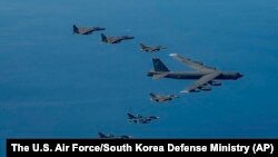 Un bombardero B-52H de EEUU encabeza una serie de cazas japoneses y de Corea del Sur en un ejercicio trilateral cerca de la península de Corea el 22 de octubre de 2023.