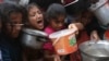 Sejumlah anak-anak Palestina tampak mengantre untuk mendapatkan makanan di wilayah Rafah, Jalur Gaza, di tengah serangan pasukan Israel yang terus berlangsung pada 13 November 2023. (Foto: AP/Hatem Ali)