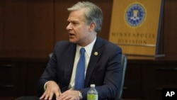 Директорот на ФБИ Кристофер Вреј одговара на прашања за време на интервју, 21 август 2024 година, во Минесота