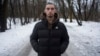 Illia, un ex prisionero de guerra de 21 años, se encuentra en el bosque cerca del hospital donde recibe tratamiento en Kiev, Ucrania, el jueves 25 de enero de 2024.