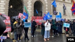12月10日，在英国外交部前，人权组织举行抗议，呼吁国际社会关注中国人权问题。（美国之音 李伯安）