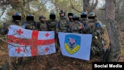 რამაზ ფეტელავა და ბექა ლომაშვილი "ქართული ლეგიონის" სხვა მებრძოლებთან ერთად, 2023 წლის ნოემბერი