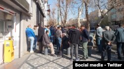 تجمع نانوایان در مقابل ساختمان اتاق اصناف- برگرفته از صفحه ایکس مریم شکرانی، روزنامه‌نگار