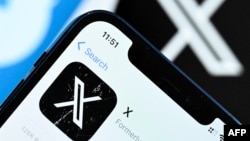 Una foto tomada el 17 de noviembre de 2023 muestra el logotipo de la red social en línea estadounidense y del servicio de redes sociales X, anteriormente Twitter, en la pantalla de un teléfono inteligente en Frankfurt am Main, al oeste de Alemania.