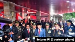 Presiden Joko Widodo memberi keterangan pers di Mabes TNI, Cilangkap, Jakarta Timur, usai menganugerahkan pangkat jenderal istimewa kepada Menteri Pertahanan Prabowo Subianto. (Foto: Setpres RI)