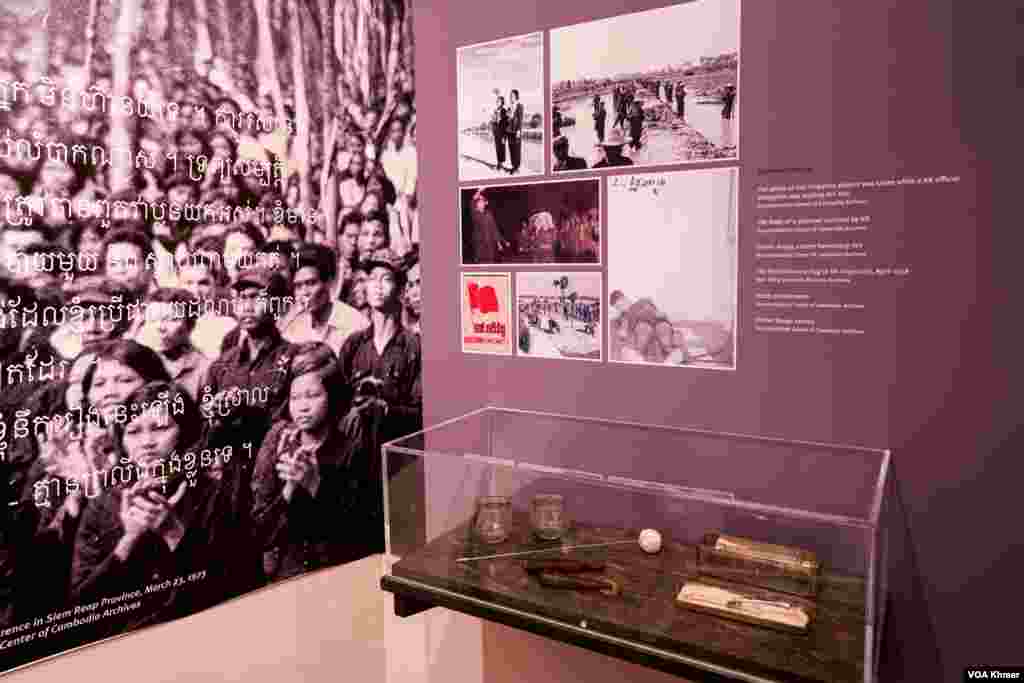 ទិដ្ឋភាពនៃការតាំងពិព័រណ៍ស្តីអំពីរបប​ប្រល័យ​ពូជសាសន៍​ខ្មែរ​ក្រហម​ នៅសារមន្ទីរនិង​អនុសារណដ្ឋានខ្មែរ ក្នុងទីក្រុងឈីហ្កាហ្គូ រដ្ឋ​អ៊ីល្លីណយ ថ្ងៃទី ១ ខែវិច្ឆិកា ឆ្នាំ ២០២៣។ (ទែន សុខស្រីនិត/វីអូអេ) 