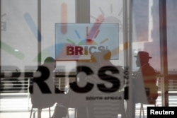 在南非約翰尼斯堡參加金磚國家領導人會議的南非代表團成員坐在玻璃牆內。 （2023年8月23日）