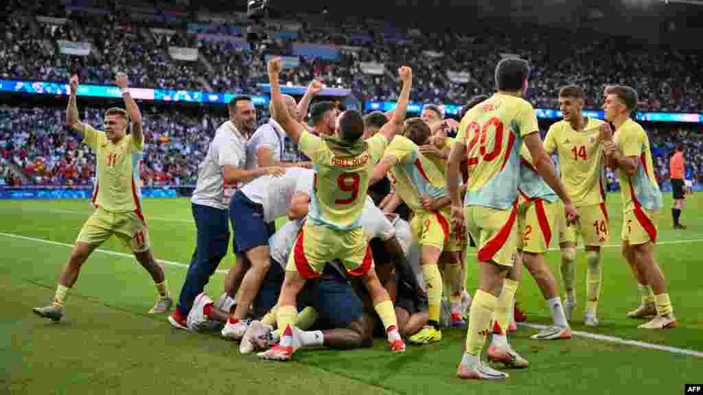 Spain's players celebrate their 5-3 victory over France in the men's gold medal soccer match at the Paris 2024 Olympic Games.