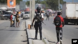 Agentes de la policía nacional patrullan una intersección en Puerto Príncipe, Haití, el sábado 5 de agosto de 2023. La ONU pidió nuevamente el martes el uso de una fuerza multinacional para detener el crimen en el país.