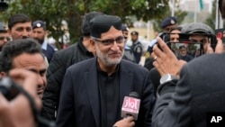 سردار اختر مېنګل وويل : ” نور د دې رياست پر يوه اداره هم زما باور پاته نه شو، نور موږ مايوسه شوي يو، که څوک اوس خبره کول غواړي په غرو کې ناستو سره دې خبرې وکړي۔“