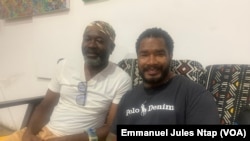 En chemise noir, Jason Elong, africain américain ayant retrouvé ses origines au Cameroun, à Yaoundé, le 2 janvier 2024. (VOA /Emmanuel Jules Ntap)