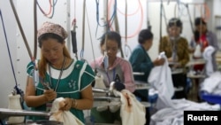 រូបឯកសារ៖ បុគ្គលិក​កំពុង​ធ្វើការ​នៅ​ក្នុង​រោងចក្រ​កាត់ដេរ​ឱ្យ​ក្រុមហ៊ុន H&M នៅខេត្តកណ្តាល ប្រទេសកម្ពុជា កាលពីថ្ងៃទី១២ ខែធ្នូ ឆ្នាំ២០១៨។ (REUTERS)