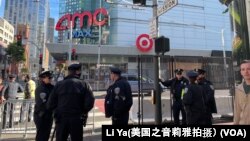 在亚太经合组织会议正式在旧金山召开的第一天，在会场附近维持秩序的警察。