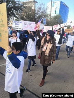 德州華人抗議禁止非美籍華人購買土地的法案 (Zane提供)