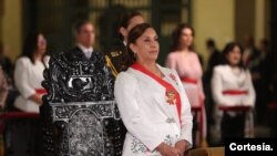 Presidenta del Perú, Dina Boluarte, asiste a la solemne misa en la Catedral de Lima.