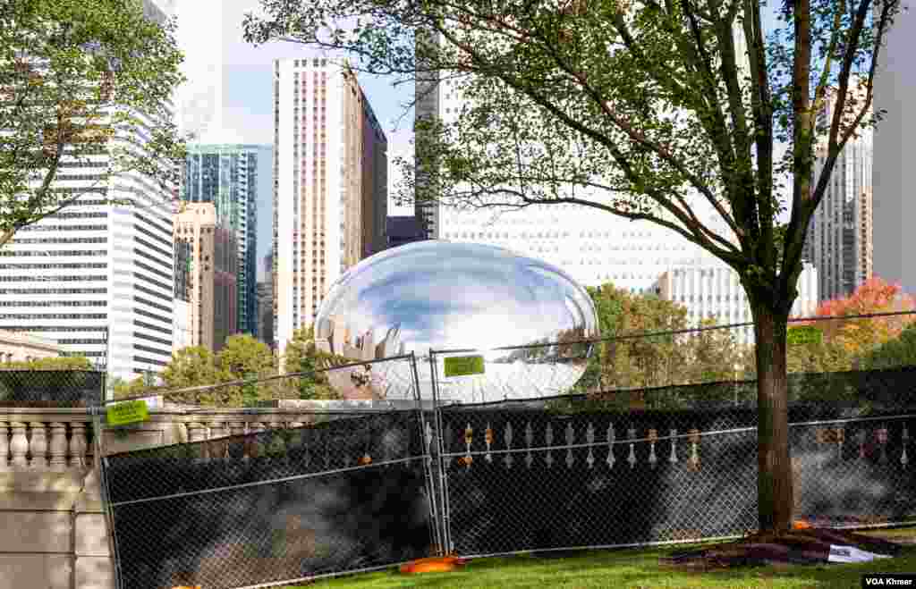 ទិដ្ឋភាព Cloud Gate ដែលជារចនាបថនៃស្នាដៃស្ថាបត្យកម្មដ៏ទាក់ទាញមួយរបស់ទីក្រុង Chicago កំពុងត្រូវបានជួសជុលក្នុងបរិវេណសួន Millennium ក្នុងរដ្ឋ Illinois ថ្ងៃទី ២ ខែវិច្ឆិកា ឆ្នាំ ២០២៣។ (ទែន សុខស្រីនិត/វីអូអេ)