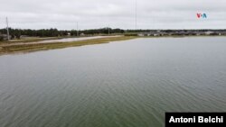 Los lagos tienen un sistema para regular su capacidad y vaciarse en caso de predicción de una fuerte tormenta, de manera que se evita, en la manera de lo posible, las inundaciones.