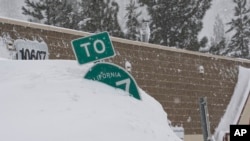Las autoridades tuvieron que cerrar varias carreteras debido a las intensas nevadas y los fuertes vientos en el norte de California, a principios de marzo de 2024.