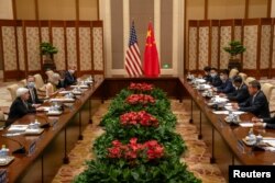 美國財長耶倫（左）與中國副總理何立峰（右）在北京釣魚台國賓館舉行會談。（2023年7月8日）