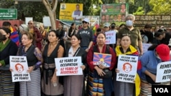 流亡藏人参加纪念西藏起义纪念日65周年的抗议游行