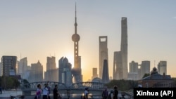 人們在上海外灘觀看浦東的日出。(2023年11月3日)