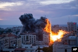 Sebuah gedung yang meledak akibat serangan udara Israel ke Gaza City, Sabtu, 7 Oktober 2023. (Foto: Fatima Shbair/AP)