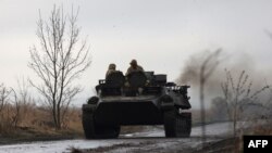 Un vehículo blindado ucraniano circula por una carretera no lejos de la línea del frente en la región de Donetsk el 16 de noviembre de 2023, en medio de la invasión rusa de Ucrania.