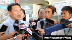 លោក លាង ឡេង ម្ចាស់​សិប្បកម្ម​ផលិត​ទឹកត្រី​យីហោ លាង ឡេង ក្នុង​ខណ្ឌ​ជ្រោយ​ចង្វារ និយាយ​ជាមួយ​អ្នកសារព័ត៌មាន​នៅ​ទីក្រុង​ភ្នំពេញ នៅ​ថ្ងៃទី​២០ ខែកញ្ញា ឆ្នាំ២០២៣។ (ហ៊ុល រស្មី/វីអូអេ)