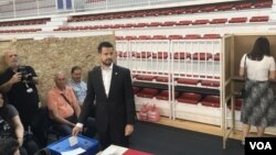 Crnogorski predsjednik Jakov Milatović glasa na izborima (Foto: VOA, Predrag Milić)