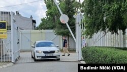 Automobil sa Milanom Rakićem iz Srpske liste izlazi sa parkinga Kancelarije EU u Prištini, 6. jun 2023.