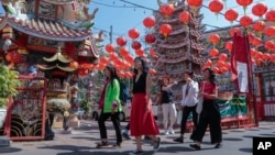 แฟ้มภาพ - นักท่องเที่ยวชาวจีนที่ศาลเจ้าในจังหวัดเชียงใหม่ 