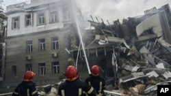 បុគ្គលិក​សង្គ្រោះ​បន្ទាន់​​ធ្វើ​ការ​នៅ​ទីតាំង​អគារ​មួយ​កន្លែង​ដែល​ត្រូវ​បំផ្លាញ​ដោយ​ការ​វាយប្រហារ​ពី​រុស្ស៊ី ​នៅ​ទីក្រុង​កំពង់ផែ Odesa ប្រទេស​អ៊ុយក្រែន កាល​ពី​ថ្ងៃ​ទី​២០ ខែ​កក្កដា ឆ្នាំ​២០២៣។​
