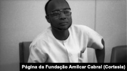 Imagem de Amílcar Cabral, com a "balalaica" da Fundação Amílcar Cabral, Praia, Cabo Verde