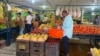 Clientes hacen sus compras de verduras y hortalizas en un negocio de comida y víveres varios en Maracaibo, Venezuela, el pasado 13 de julio de 2023.