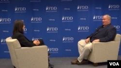 Mark Montgomery, admiral në pension i forcave detare amerikane gjatë intervistës për Zërin e Amerikës