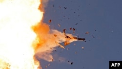 На фотографии, сделанной с позиции на севере Израиля, показан беспилотник «Хезболлы», перехваченный израильскими ВВМ над севером страны, 25 августа 2024 года.