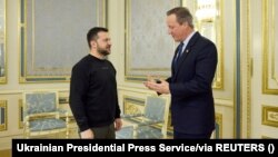 ប្រធានាធិបតីអ៊ុយក្រែនលោក Volodymyr Zelenskyy ស្វាគមន៍រដ្ឋមន្ត្រី​ការបរទេស​អង់គ្លេស​លោក David Cameron ក្នុងកិច្ចប្រជុំមួយនៅទីក្រុងកៀវ ប្រទេសអ៊ុយក្រែន កាលពីថ្ងៃទី១៦ ខែវិច្ឆិកា ឆ្នាំ២០២៣។ (Ukrainian Presidential Press Service/Handout via REUTERS)