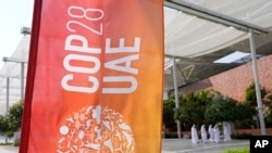 COP28 ՄԱԿ-ի Կլիմայի գագաթնաժողովի ցուցանակ Դուբայում, Արաբական Միացյալ Էմիրություններ, 2023 թվականի նոյեմբերի 29