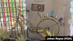 Una bicicleta utilizada como elemento de decoración que simboliza varios de los elementos que no se reciclan
