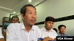 លោក រ៉ុង ឈុន ធ្វើសន្និសីទសារព័ត៌មាន នៅស្នាក់ការសមាគមគ្រូបង្រៀនកម្ពុជាឯករាជ្យ ក្នុងសង្កាត់ចាក់អង្រែ ខណ្ឌមានជ័យ រាជធានីភ្នំពេញ អំពីការលាលែងពីគណបក្សភ្លើងទៀន ទៅចូលរួមជាមួយគណបក្សកម្លាំងជាតិ កាលពីថ្ងៃទី៩ខែវិច្ឆិកា ឆ្នាំ២០២៣។ (លាស់ លីបលីប/វីអូអេ)