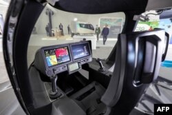 Kokpit taksi terbang listrik yang lepas landas dan mendarat secara vertikal (eVTOL) milik Archer Aviation dipamerkan di Dubai Airshow 2023, Dubai World Central, Bandara Internasional Al-Maktoum, Dubai, 13 November 2023. (Giuseppe CACACE / AFP )