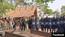 រូបភាពដកស្រង់ពីបណ្តាញសង្គមរបស់​អង្គការលីកាដូបង្ហាញការតទល់គ្នារវាង​មន្ត្រី​មាន​សមត្ថកិច្ច​និង​ពលរដ្ឋ​នៅឃុំស្រយង់ ស្រុកគូលែន ខេត្តព្រះវិហារ។ (Facebook/LICADHO)