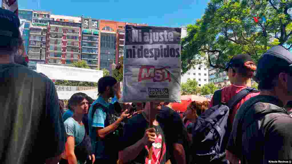 Entre los reclamos frente al Congreso de la Nación, los presentes piden que frenen los despidos de trabajadores del Estado.