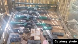 ဆားလင်းကြီး ပြည်သူ့ကာကွယ်ရေးတပ်ဖွဲ့ဝင်တွေက စစ်ကောင်စီဘက်က လက်နက်ကိုင်တပ်ဖွဲ့တွေဆီက သိမ်းဆည်းရတဲ့ စစ်လက်နက်ပစ္စည်းများ။ (Photo: ဗိုလ်အိုင်စီ၊ ဆားလင်းကြီး PDF)