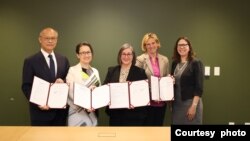 美台官员在华盛顿附近的美国在台协会总部见证美台签署《21世纪贸易倡议》首批协定，自左至右：台湾行政院政务委员邓振中，台湾驻美代表萧美琴、美国在台协会执行理事蓝莺、美国副贸易代表比安奇，以及美国在台协会理事主席劳拉·罗森伯格。(2023年6月1日，台湾行政院经贸谈判办公室提供)
