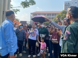 ក្រុមកូដករនៃក្រុមហ៊ុនណាហ្គាវើលដ៍ កំពុងឈរពីមុខក្រសួងការងារ ដើម្បីចូលដាក់លិខិតចំហទៅកាន់រដ្ឋមន្ត្រីក្រសួងការងារ ក្នុងរាជធានីភ្នំពេញ នាថ្ងៃទី៦ ខែមីនា ឆ្នាំ២០២៤។ (មាស ដា/វីអូអេ)