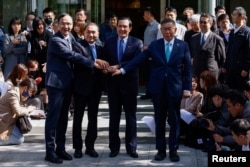 左起：台灣國民黨主席朱立倫、台灣國民黨總統候選人侯友宜、台灣前總統馬英九和台灣民眾黨主席柯文哲在台北手拉手拍照合照。（2023年11月15日）